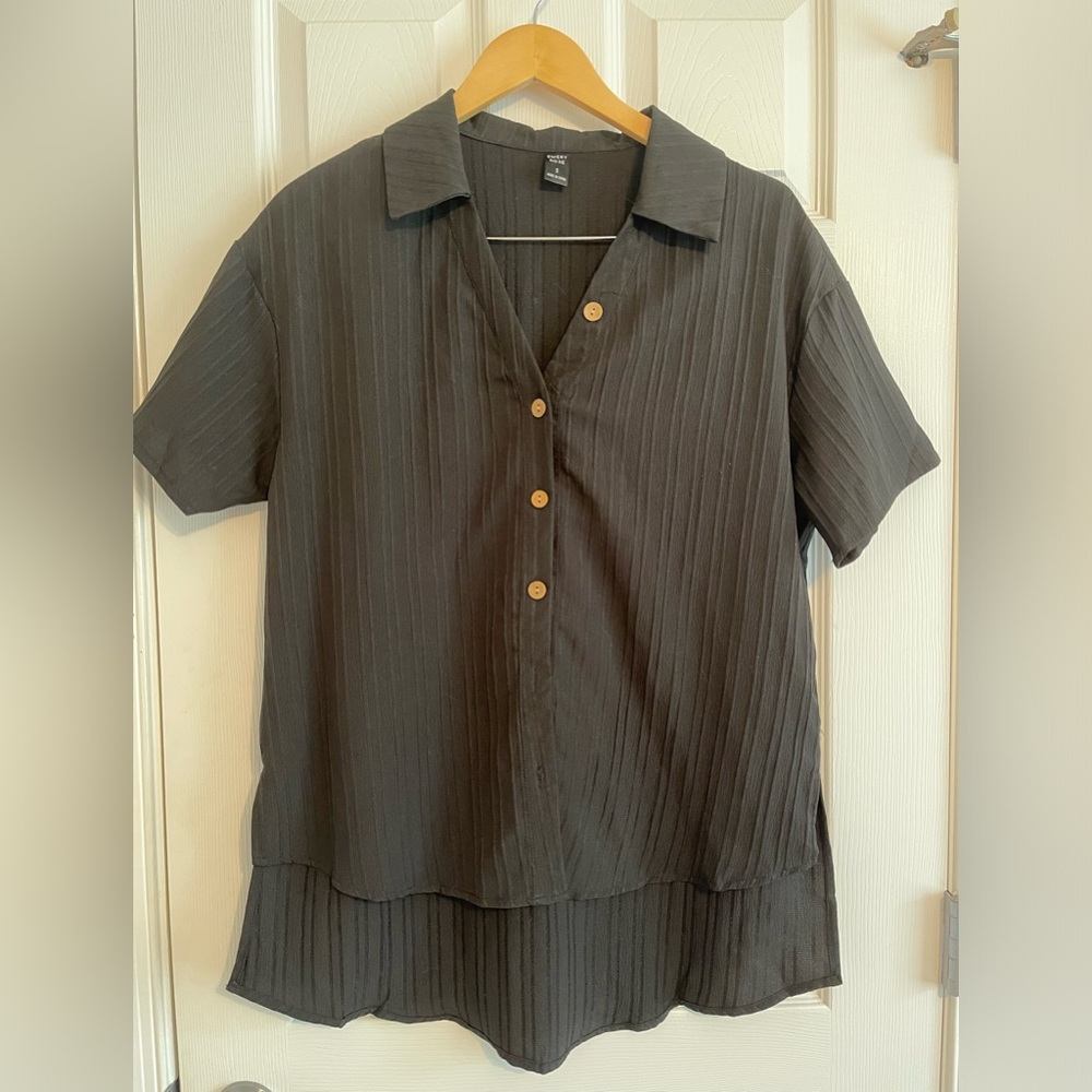 Emory Rose from SHEIN Black Short Sleeve Blouse. Longer back. Oversized Small